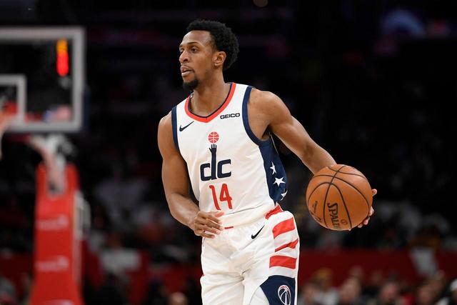 莱昂纳德32分快船险胜森林狼 76人力克独行侠