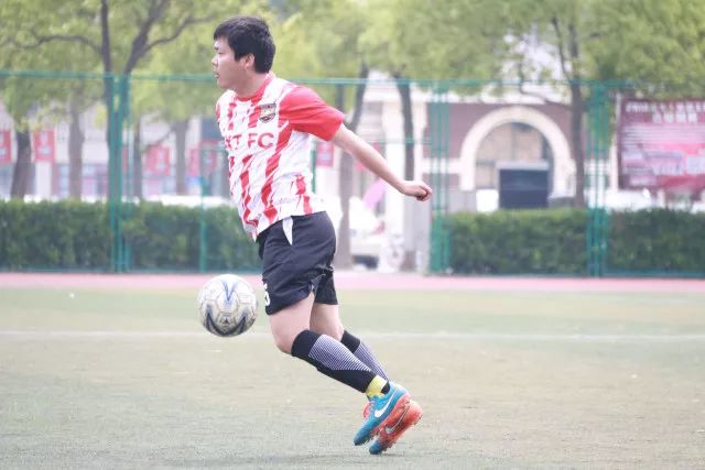 高诗岩17+9山东险胜新疆 齐麟17分李炎哲15分